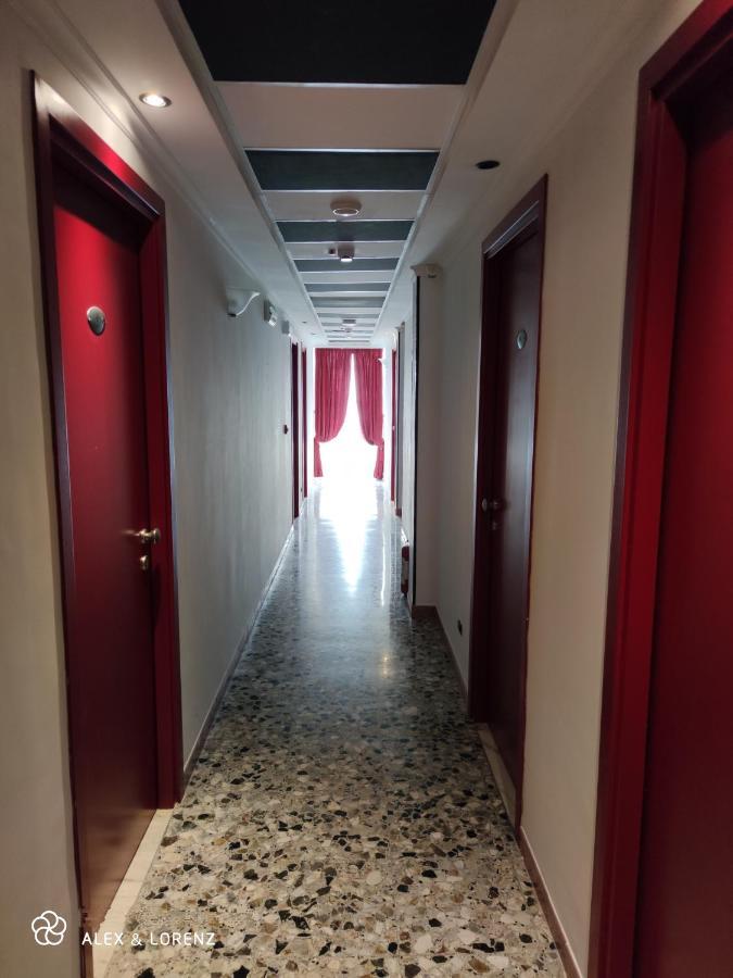Alex & Lorenz Hotel Torvaianica Exteriör bild